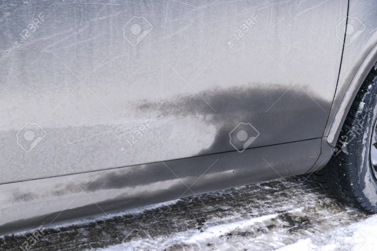 非常に汚れた車の側面図 汚れたsuvの破片 サイドパネルに沼の飛沫を持つオフロード車の汚れたドア ホイール バンパー の写真素材 画像素材 Image