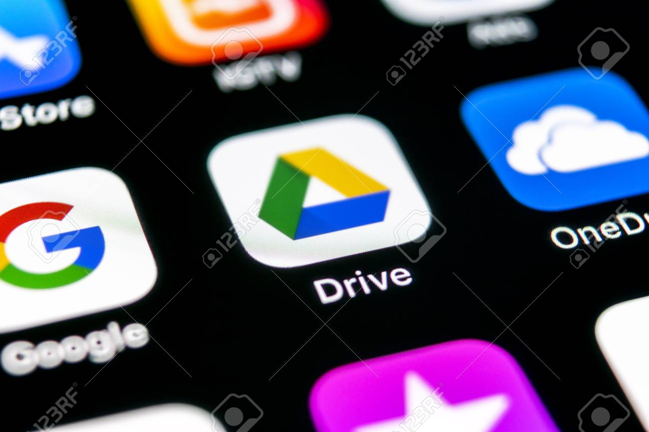 러시아 상트페테르부르크, 2018년 9월 30일: Apple IPhone X 화면 클로즈업의 Google 드라이브 애플리케이션 아이콘. 구글  드라이브 아이콘. 구글 드라이브 애플리케이션. 소셜 미디어 네트워크 로열티 무료 사진, 그림, 이미지 그리고 스톡포토그래피. Image  111726666