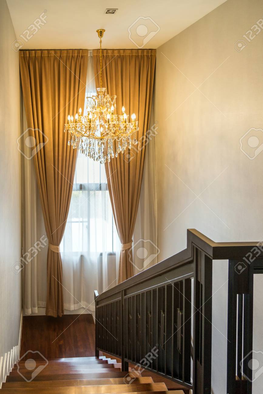 Caprichoso Inválido Bonito Casa De Lujo Interior - Escalera, Barandilla, Araña, Ventana Y Cortina Fotos, Retratos, Imágenes Y Fotografía De Archivo Libres De Derecho. Image 68801949. Caprichoso Inválido Bonito Casa De Lujo Interior - Escalera, Barandilla, Araña, Ventana Y Cortina Fotos, Retratos, Imágenes Y Fotografía De Archivo Libres De Derecho. Image 68801949.