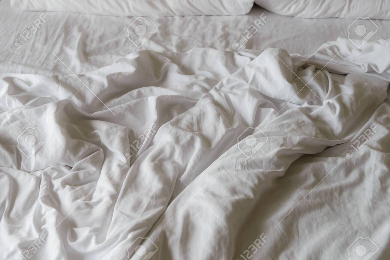 Wrinkled White Blanket With Soft Pillows On Comfortable Bed In The Morning.  Messed Up After Nights Sleep Фотография, картинки, изображения и  сток-фотография без роялти. Image 133781630