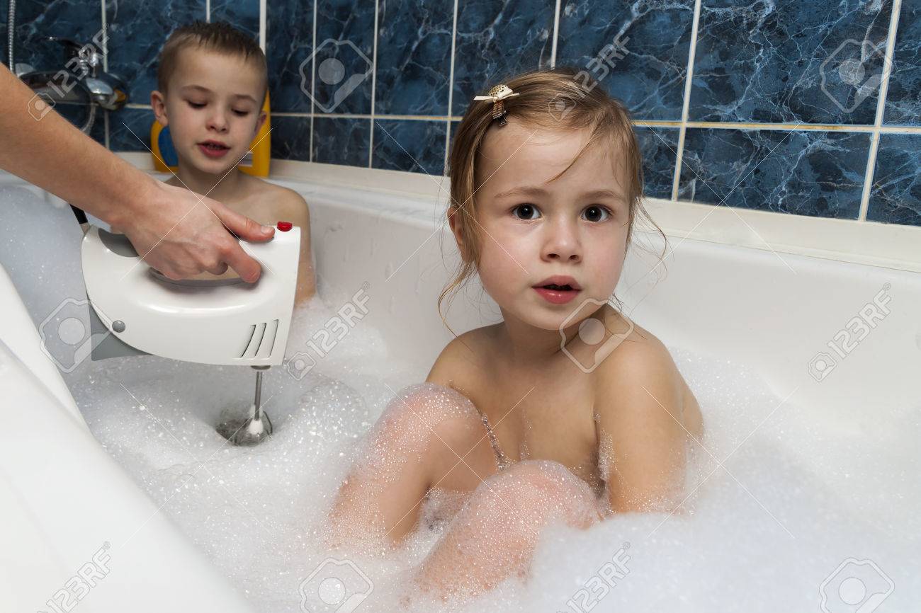 Broer En Zus Nemen Een Bubbelbad Kleine Jongen En Meisje Spelen Gezondheidszorg En Hygiene Concept Moeder Maakt Zeepschuim Met Keukenmenger Royalty Vrije Foto Plaatjes Beelden En Stock Fotografie Image 69335736