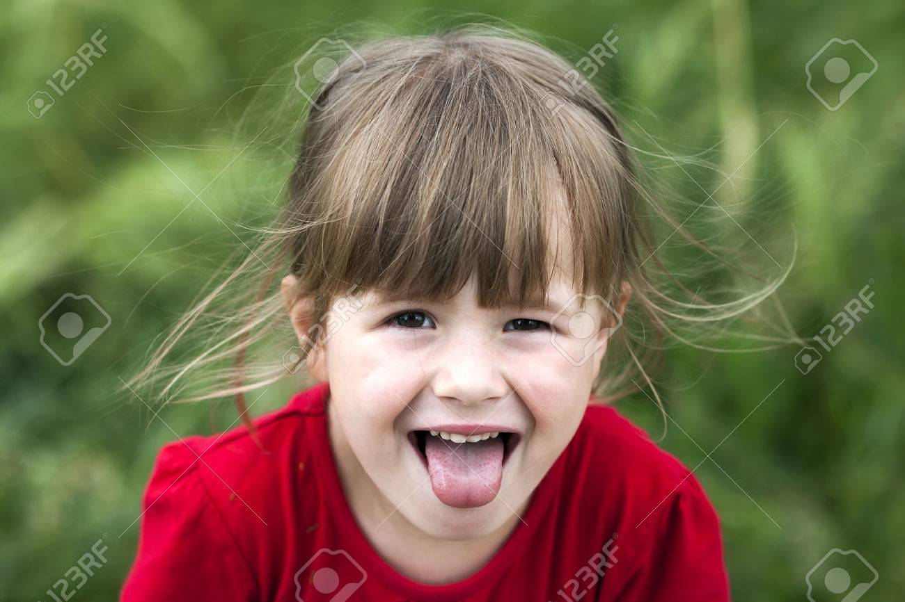 Lachelnd Kleines Madchen Zeigt Zunge Junge Niedliche Kleine Madchen Mit Ihrem Mund Gestikulierend Lizenzfreie Fotos Bilder Und Stock Fotografie Image 72863903