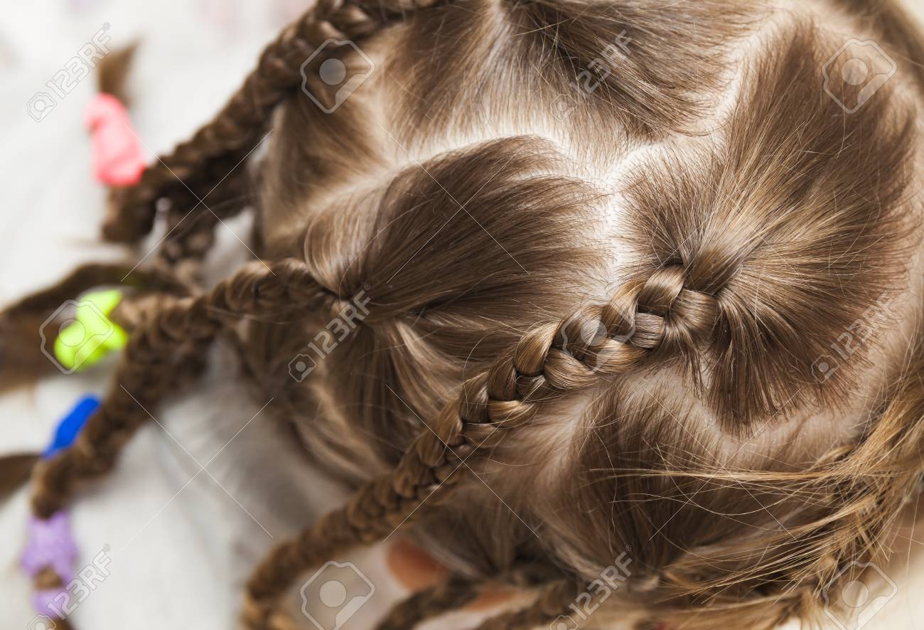 少女の三つ編み髪のクローズ アップ の写真素材 画像素材 Image