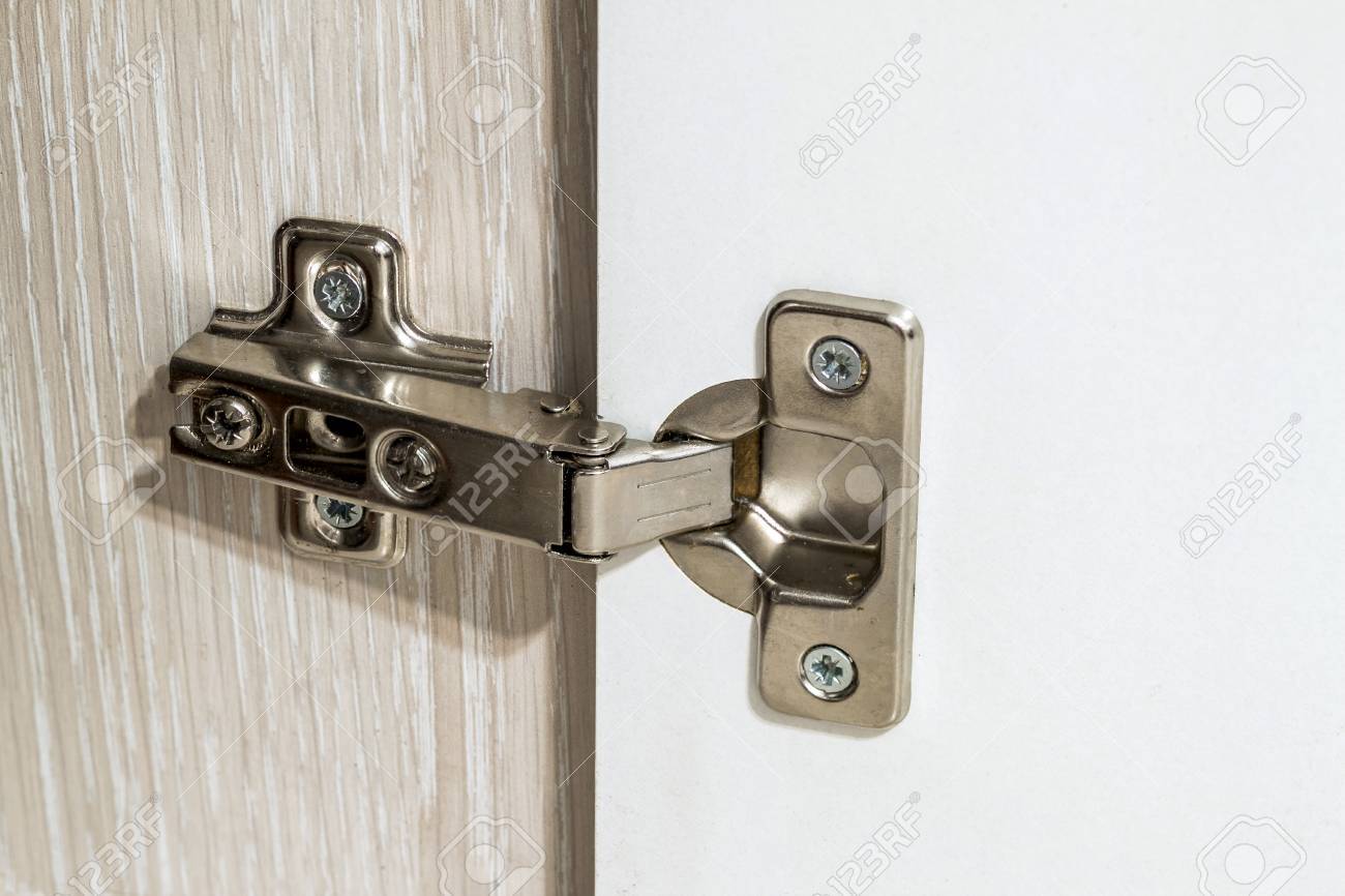 Bisagra Profesional Para Aplicaciones De Superposición Para Todo Tipo De Muebles. Cocina De Bisagra Ensamblada En Puertas Blancas, Acero, Aislamiento Fotos, Retratos, Imágenes Y Fotografía De Archivo De Derecho. Image
