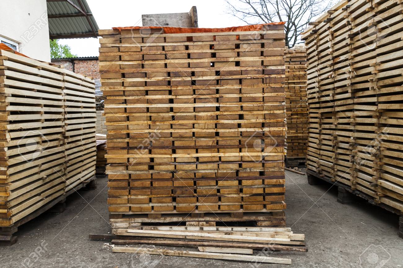 新しい木の板や材木置き場にあるスタッドのスタック の写真素材 画像素材 Image