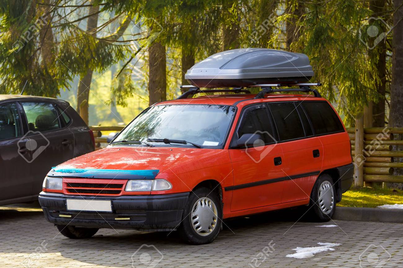 旅行の屋根荷物ボックス コンテナー車 の写真素材 画像素材 Image