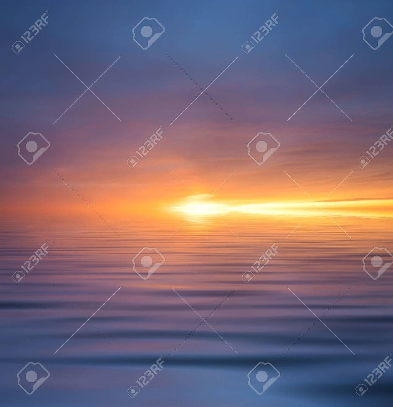 水面に空の反射 の写真素材 画像素材 Image