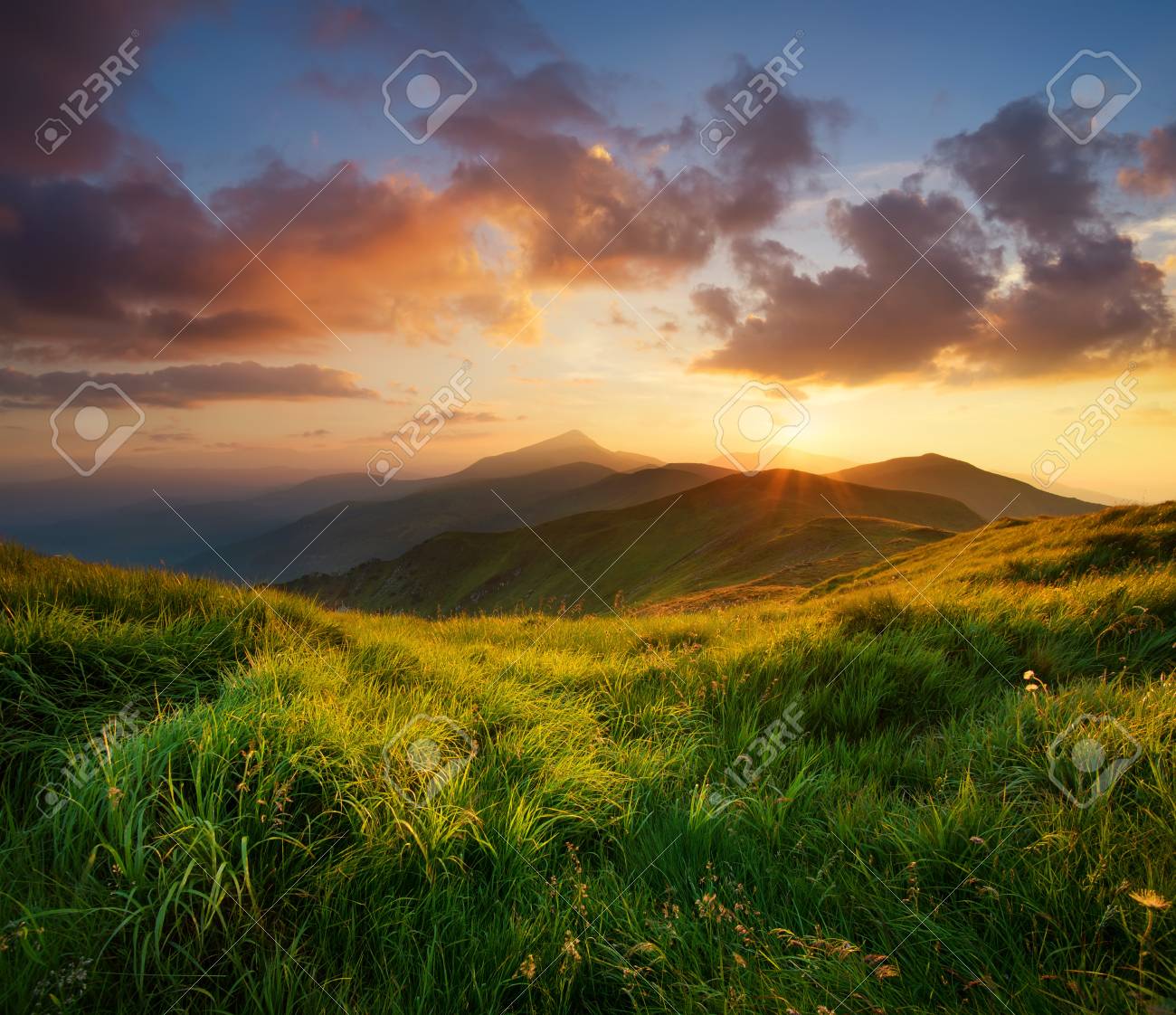 明るい日の出中山谷 美しい自然の風景 の写真素材 画像素材 Image