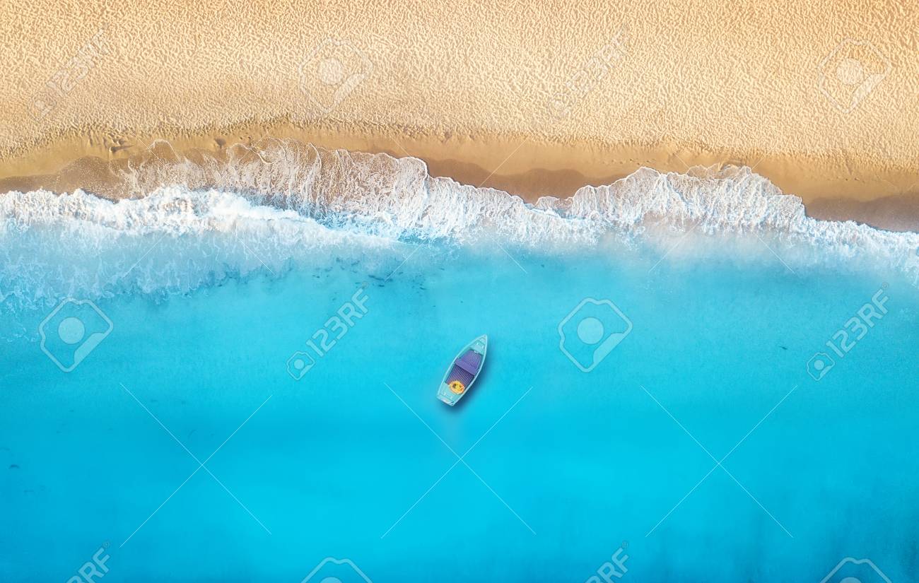 海岸とボートを上から見たところ。上面から見たターコイズブルーの水の