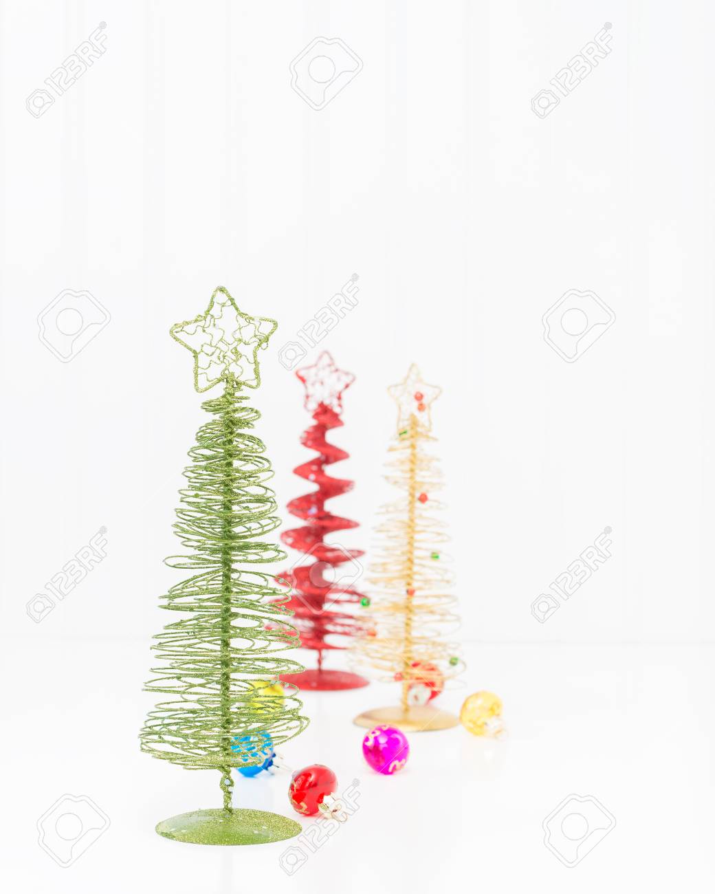 Immagini Stilizzate Natale.Immagini Stock Tre Alberi Di Natale Colorati Stilizzati Con Ampio Spazio Copia Image 65983412