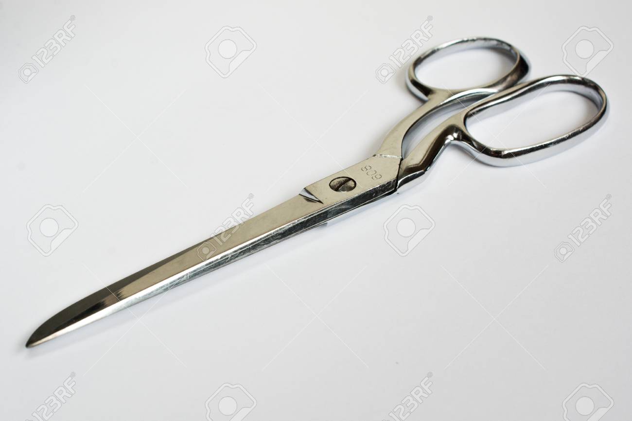 金属裁縫ハサミ閉じ視点で白で隔離の隔離されたホワイト の写真素材 画像素材 Image