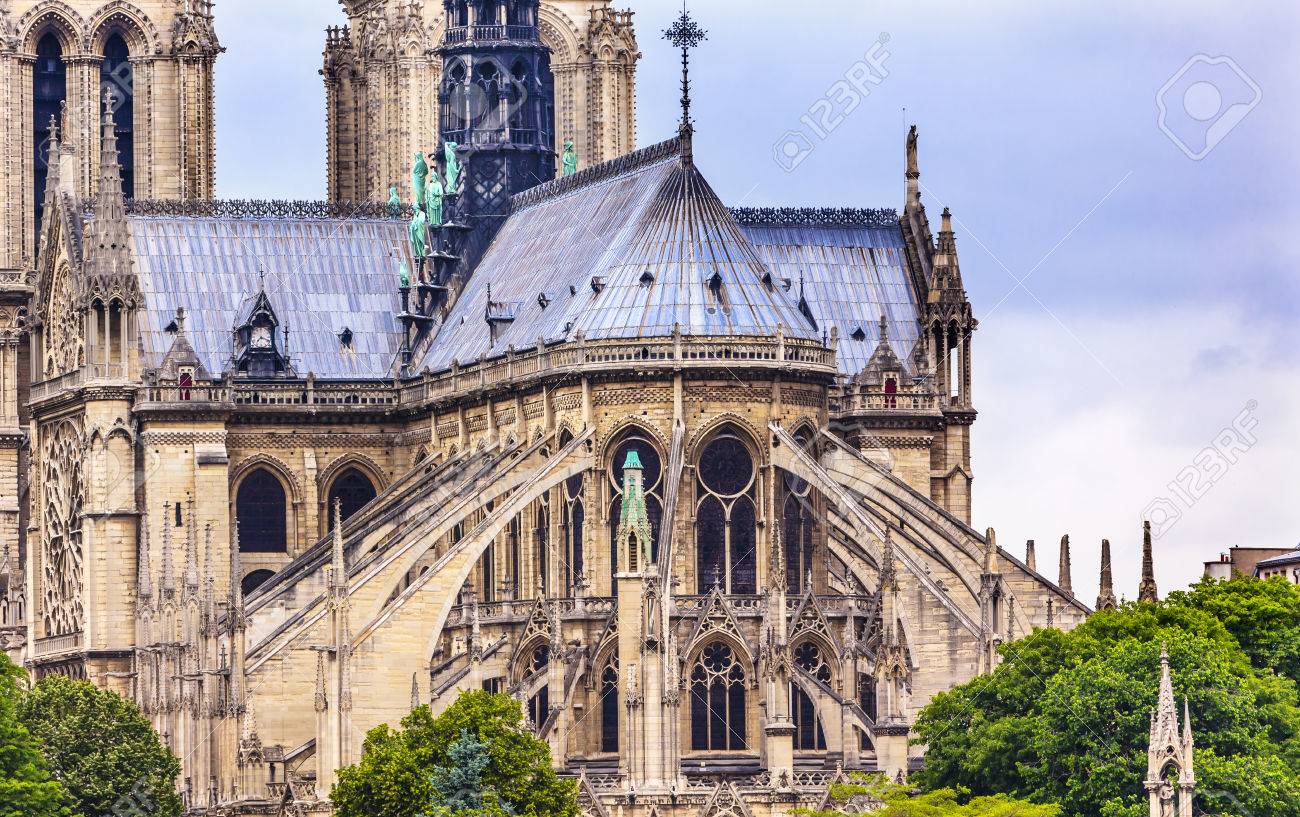 フライング Butresses 尖塔塔曇り空ノートルダム寺院大聖堂パリ フランス。 ノートルダム寺院