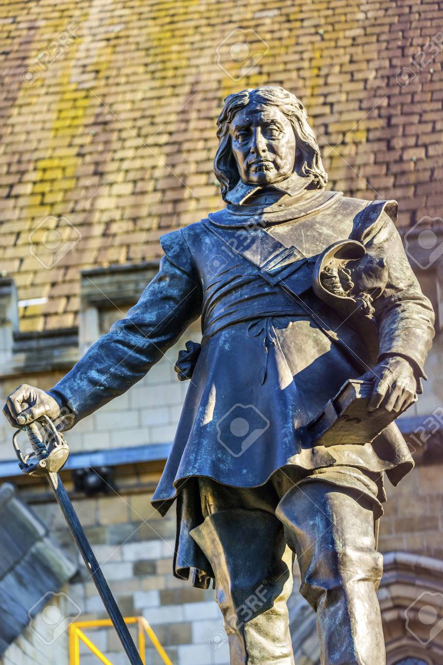 議会ウェストミン スター ロンドン イングランドのオリヴァー クロムウェル像住宅 下院の外 Hamo Thornocroft で彫刻し 19 年に建立されました オリバー クロムウェルは 1650 年代の南北戦争でイングランドを引き継いだ独裁者だった 彼は署名した一般的な 議会ウェストミン スター ロンドン イングランドのオリヴァー クロムウェル像住宅 下院の外 Hamo Thornocroft で彫刻し 19 年に建立されました オリバー クロムウェルは 1650 年代の南北戦争でイングランドを引き継いだ独裁者だった 彼は署名した一般的な
