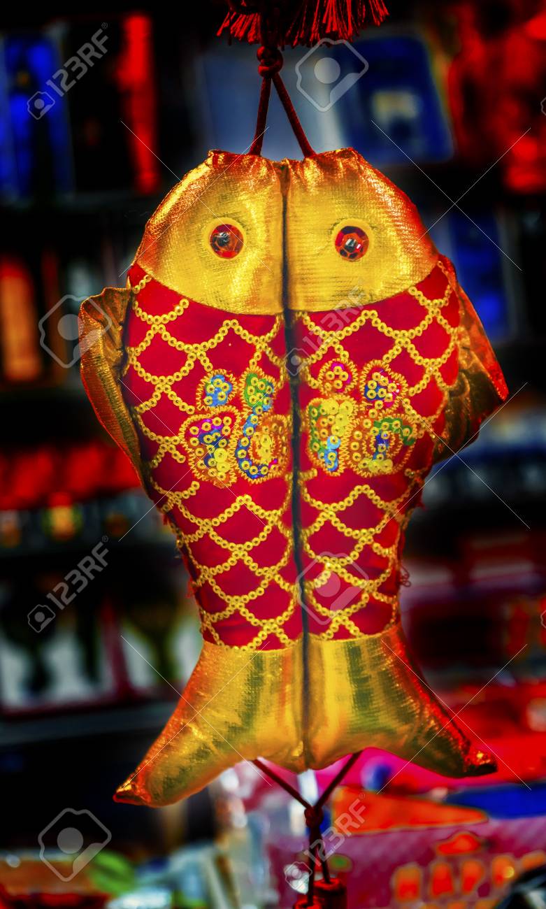赤い中国旧暦ダブル魚装飾北京中国の正月 装飾は装飾として多くの中国人によってハングしています 中国 Charactes ではなく 商標 中国の旧正月の ことわざ 幸運 繁栄などの富 幸福 魚の中国語はゆうが 優もを意味する以上 余分な裕福です 二匹の魚は二重余分な