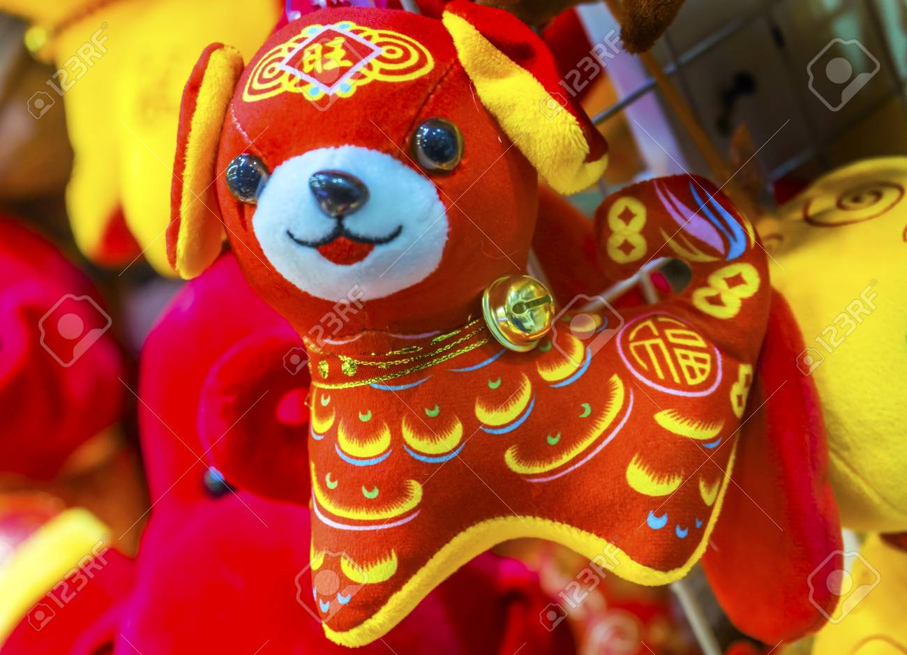 犬は 以上の犬 赤犬中国北京旧正月の飾り 中国の旧正月で犬の 18 年 装飾は装飾として多くの中国人によってハングしています 中国語の文字はない繁栄を言っている中国の旧正月を商標します の写真素材 画像素材 Image