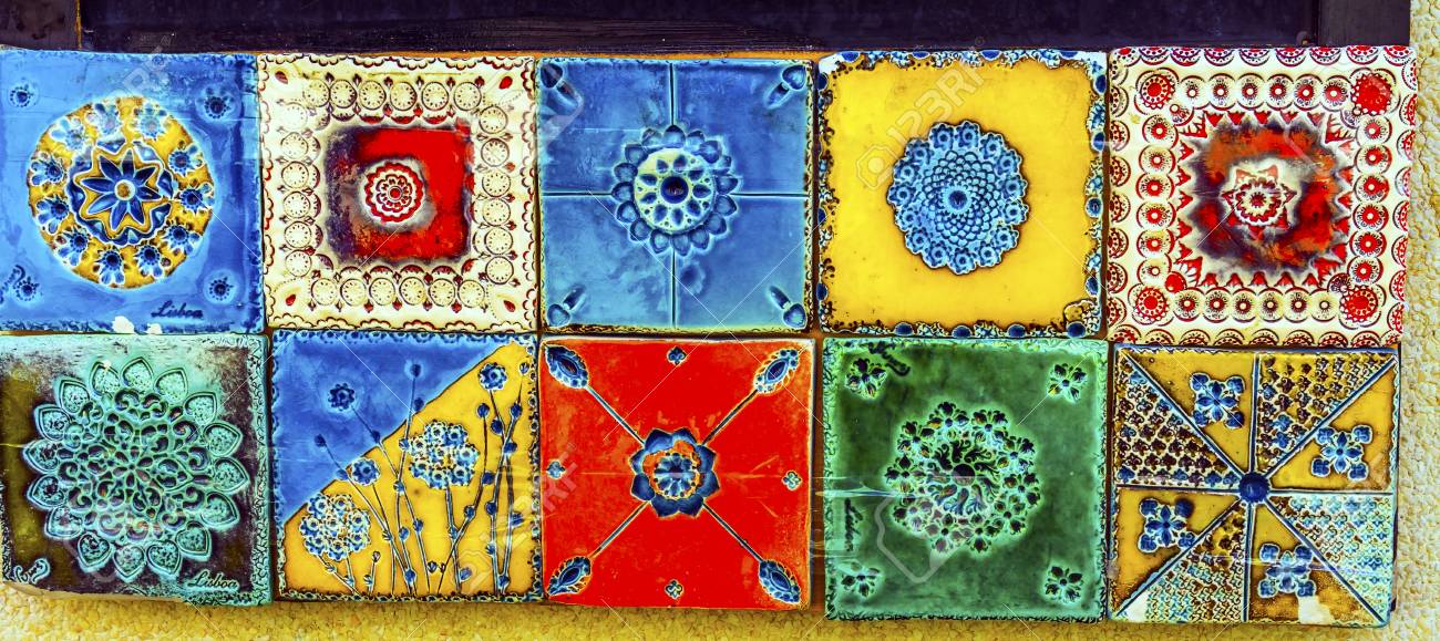 カラフルなセラミックタイルのお土産手工芸品リスボンポルトガル ポルトガルは 歩道や他の領域に多くのサーミックタイルを持っています の写真素材 画像素材 Image