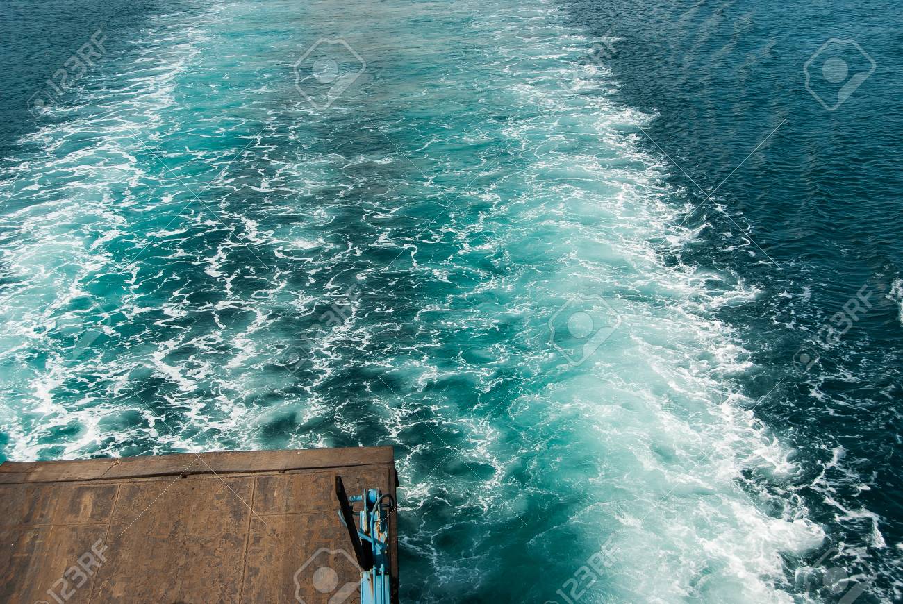 フェリー船が通り過ぎるとき、海の青さと白い泡が交差しています