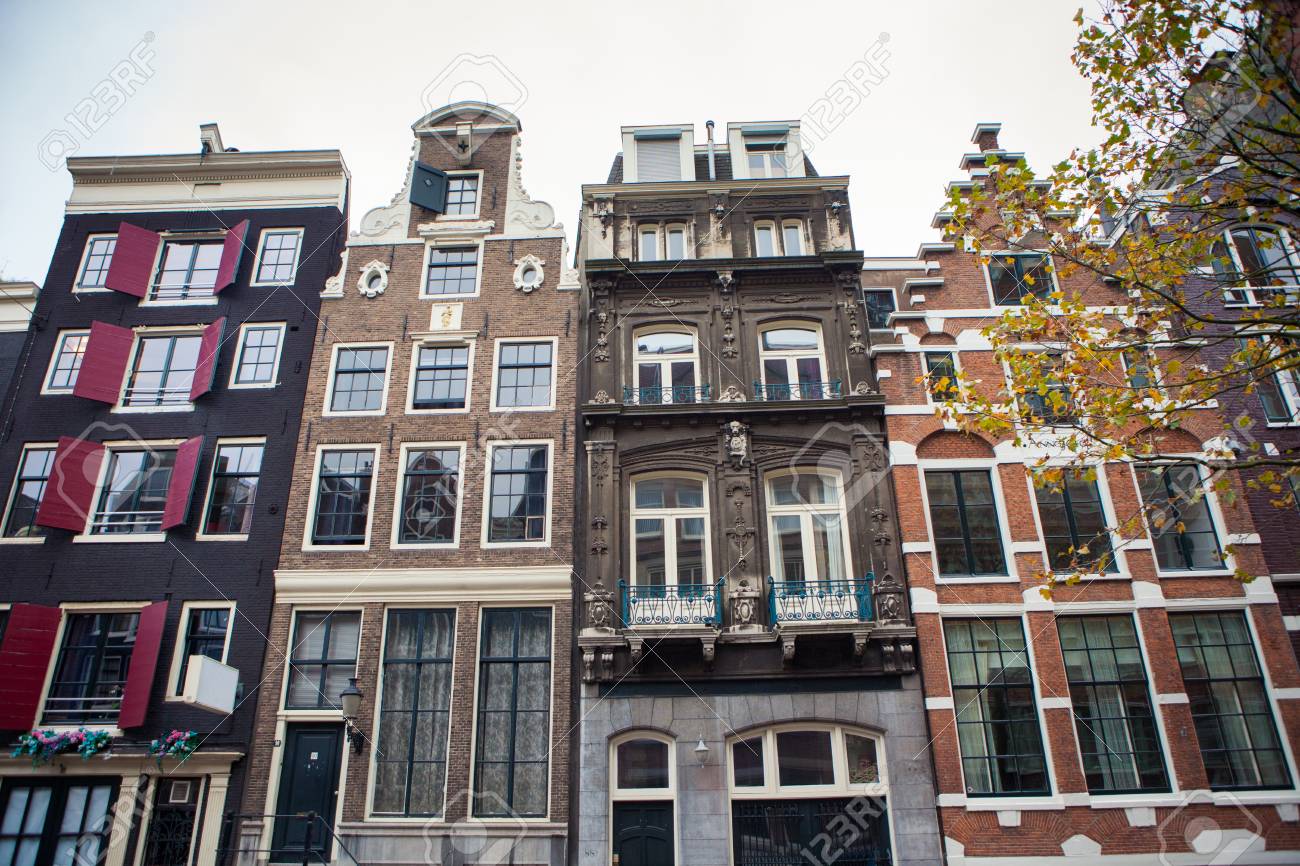 オランダ アムステルダムの運河沿いに伝統的なオランダ建築 の写真素材 画像素材 Image