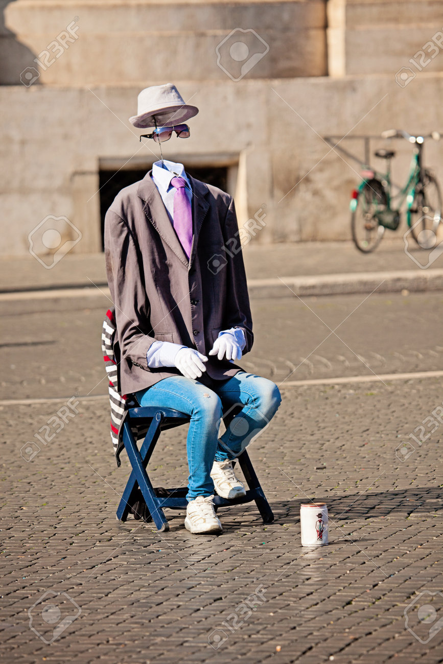 ローマ イタリア 13 年 11 月 1 日 大道芸人は イタリアのローマで 13 年 11 月 1 日に頭なし魔法トリック体を示しています の写真素材 画像素材 Image