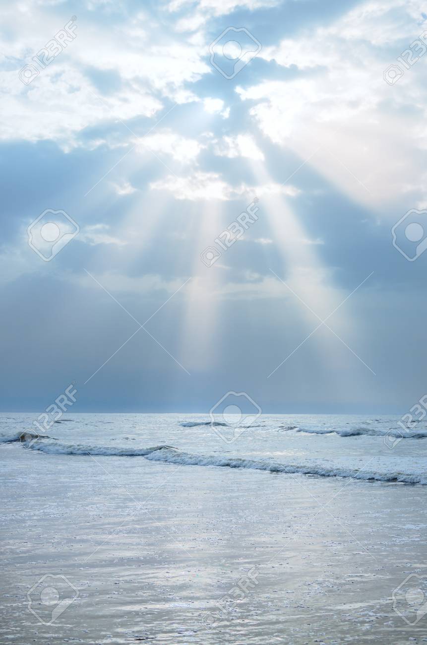 海の上曇り空で美しい日差し の写真素材 画像素材 Image