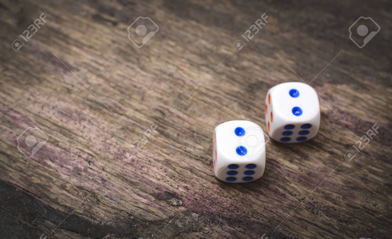 Entregue O Jogo De 2 Dados Com Símbolos Da Casa, Da Família E Do Carro Conceito Imagem de Stock - Imagem de dado, jogo: 62241945