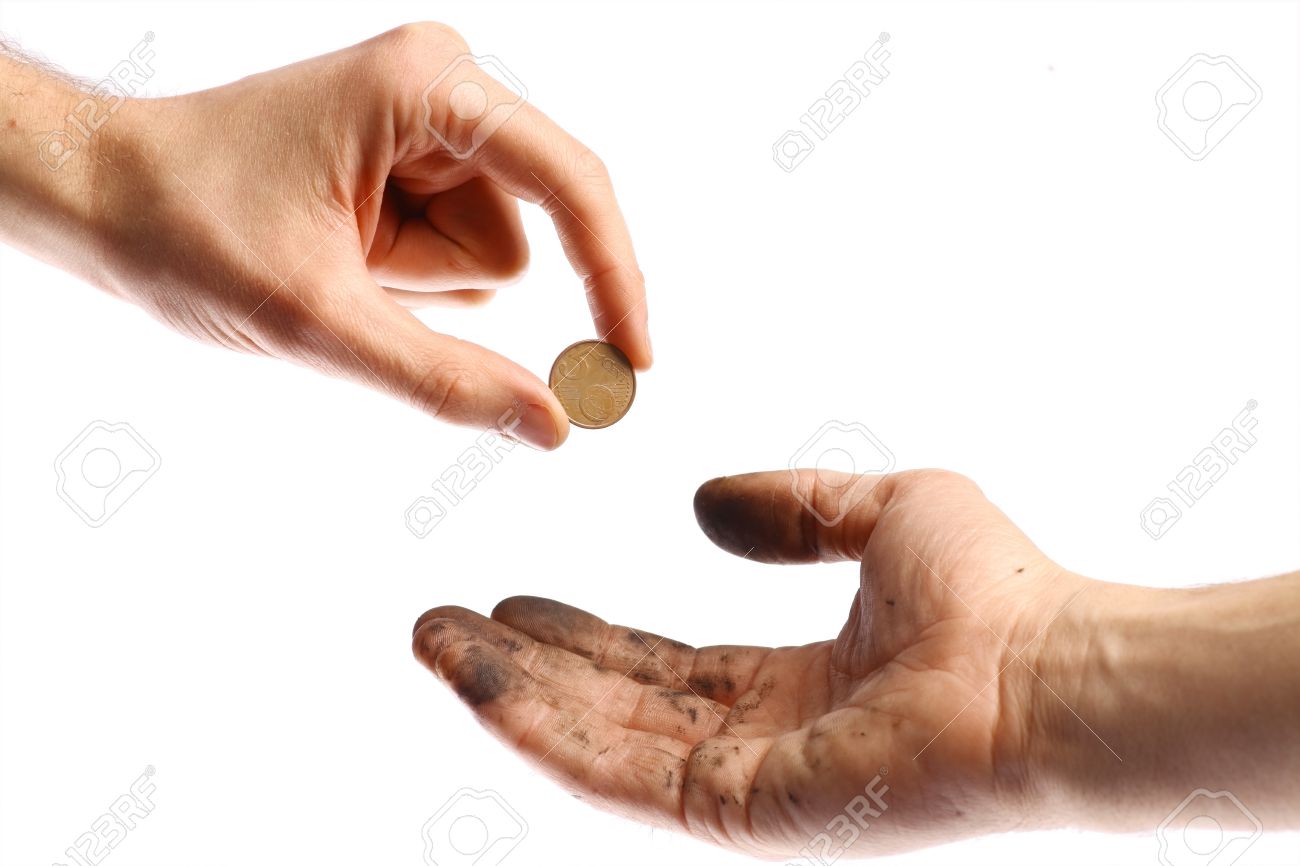 汚れた手にコインを提供する清潔な手。の写真素材・画像素材 Image 26106512