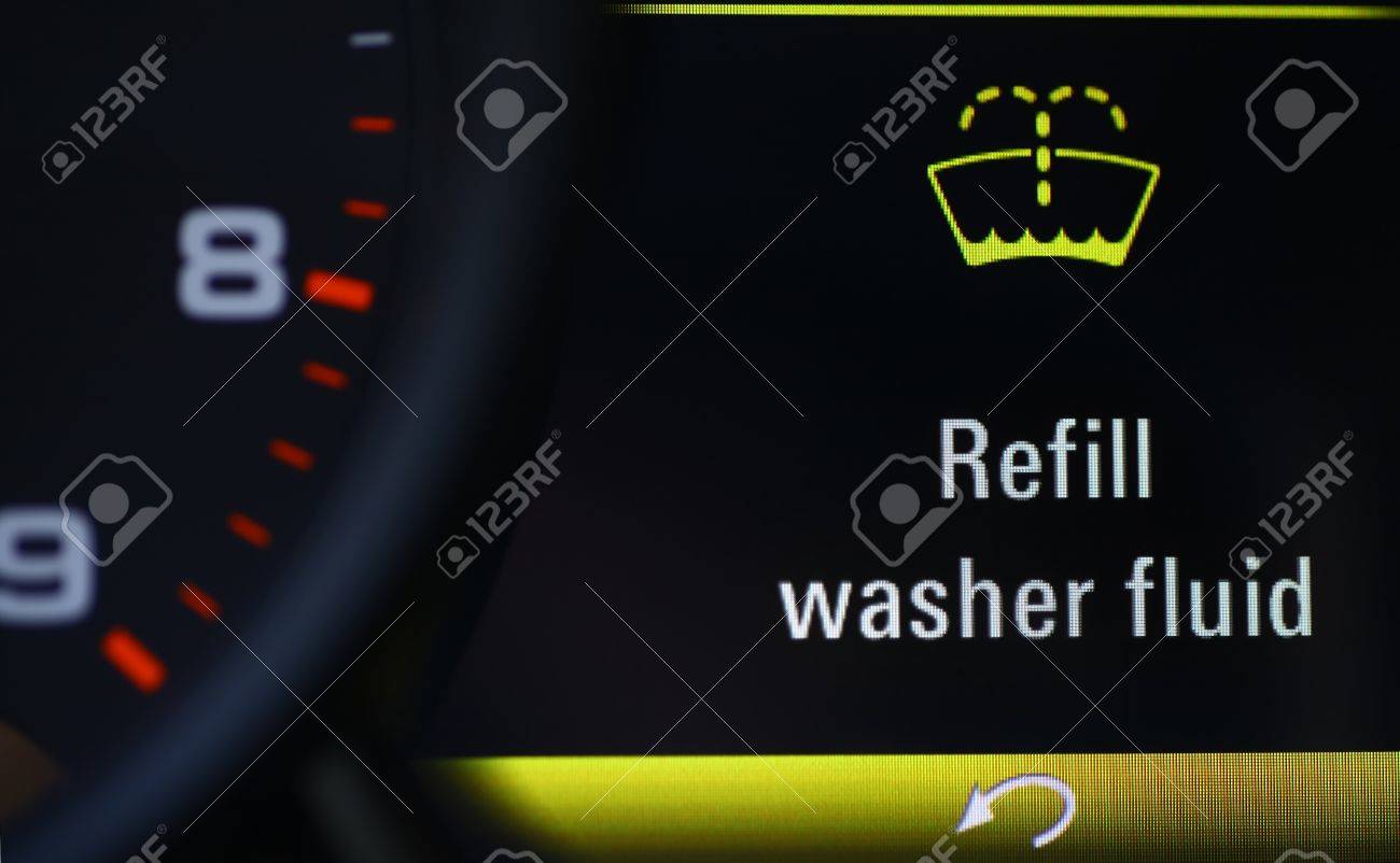 Texte Liquide Lave Glace Refill Est Affiche Dans Le Tableau De Bord D Une Voiture Banque D Images Et Photos Libres De Droits Image 30545742