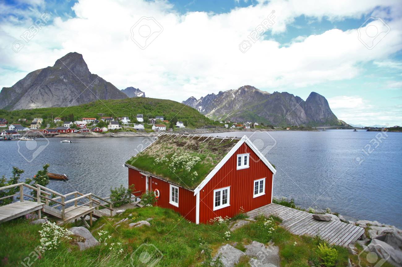 レーヌ ノルウェーのロフォーテン諸島のいくつかの伝統的な家のカラー画像 の写真素材 画像素材 Image
