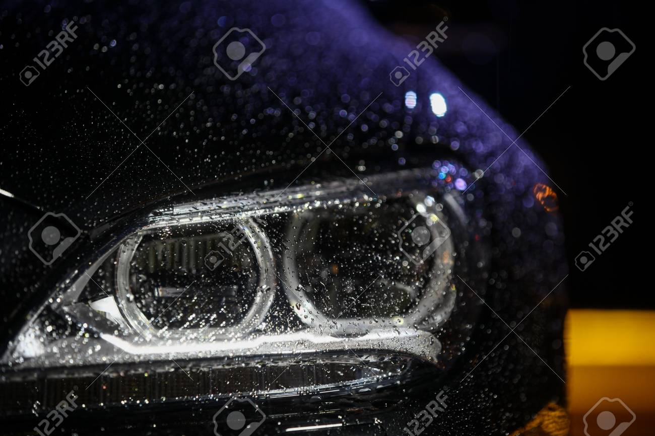 雨のしずくで覆われている車のヘッドライトの色のイメージ の写真素材 画像素材 Image