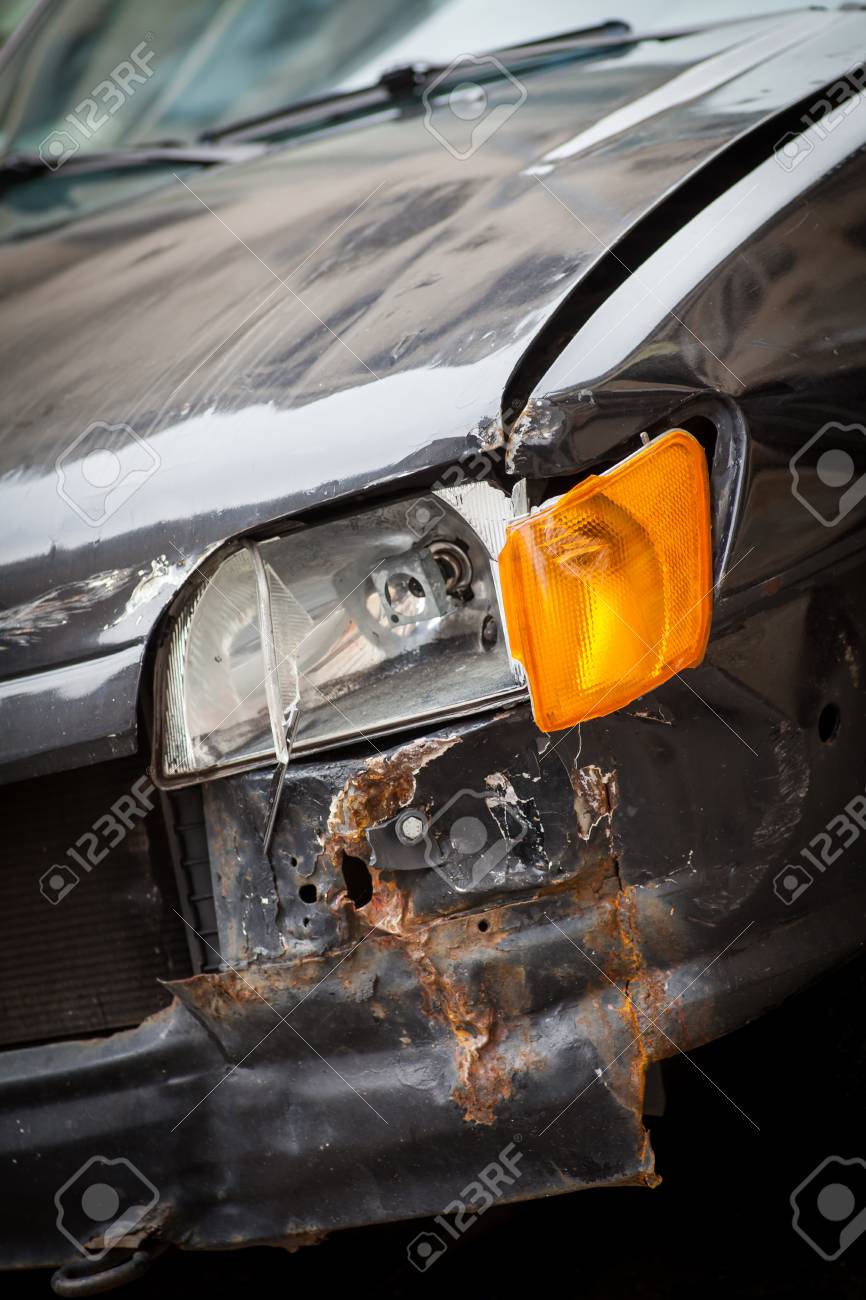 壊れたヘッドライトをクラッシュした車の色のイメージ の写真素材 画像素材 Image