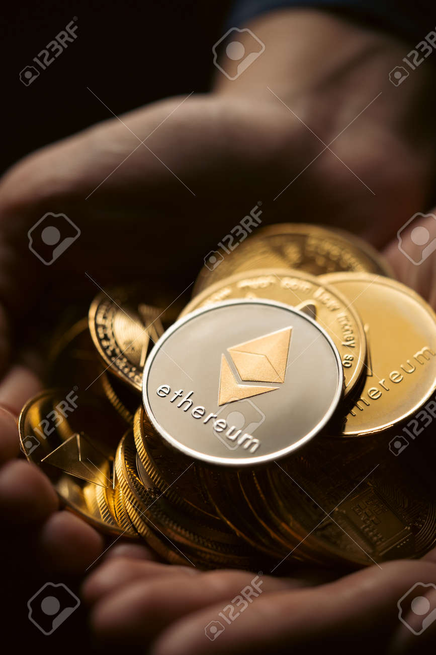 이더리움이 위에 있는 다양한 디지털 암호화폐인 은과 금을 들고 있는 손 클로즈업 샷 로열티 무료 사진, 그림, 이미지 그리고  스톡포토그래피. Image 183286973