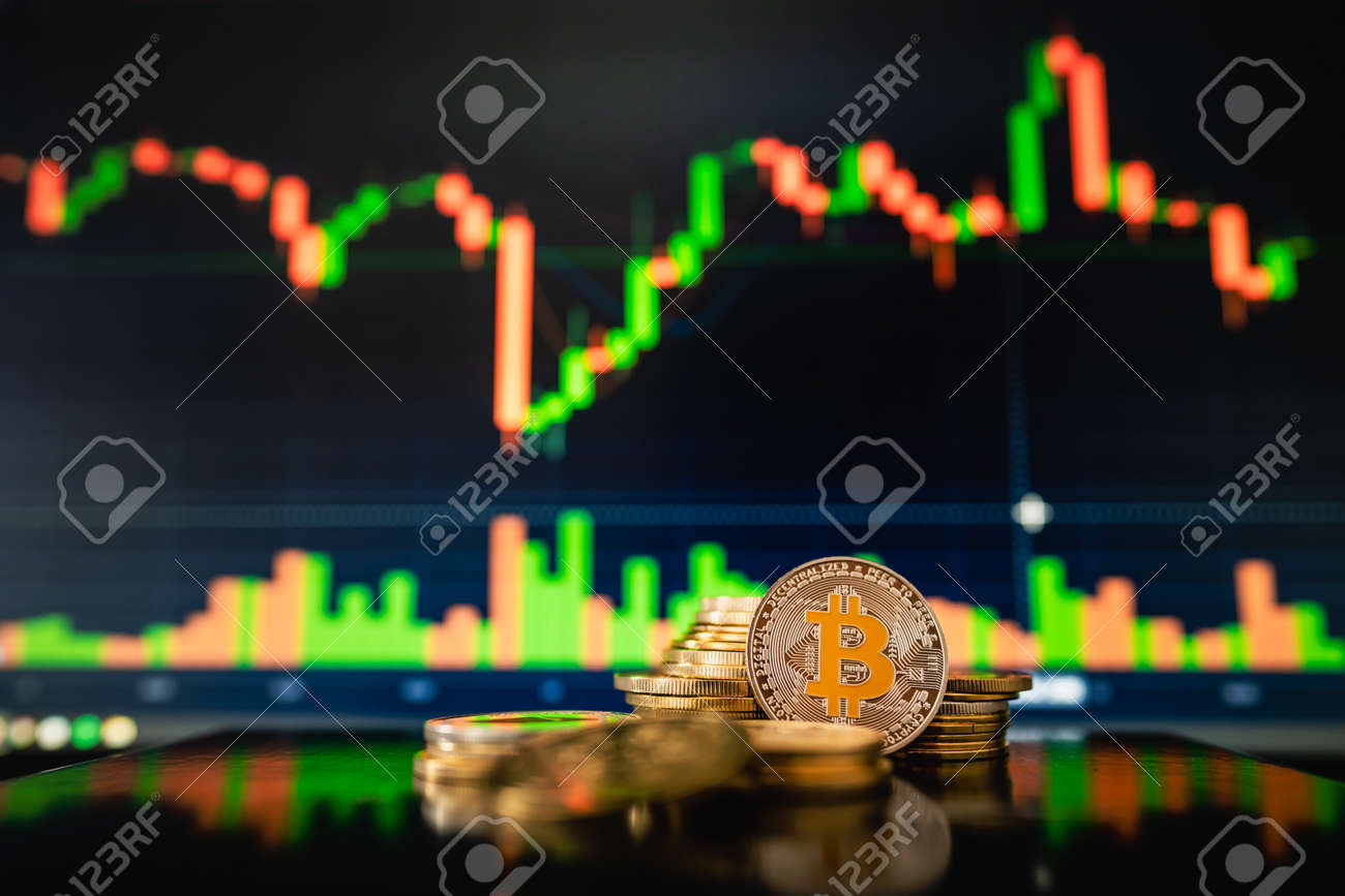 캔들 스틱 그래프 차트와 디지털 배경을 가진 금 비트코인 암호화폐의 스택 또는 힙. 로열티 무료 사진, 그림, 이미지 그리고  스톡포토그래피. Image 183775000