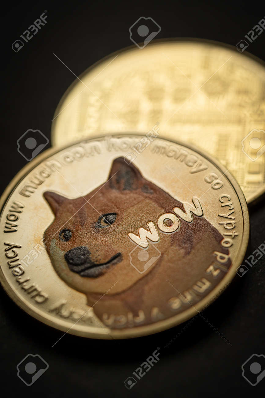 황금 도지코인 디지털 암호화폐의 클로즈업 샷 로열티 무료 사진, 그림, 이미지 그리고 스톡포토그래피. Image 186266154