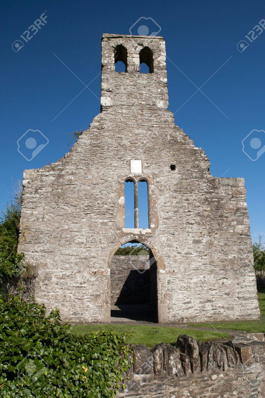 メリフォント修道院ラオース州 アイルランド 最初のシトー会修道院であるアイルランドに建設します メリフォント修道院聖マラキ アーマー大主教の命令で 1142 に設立された川根堀りぐわ 6 マイルの北西のほとりに座っています の写真素材 画像素材 Image