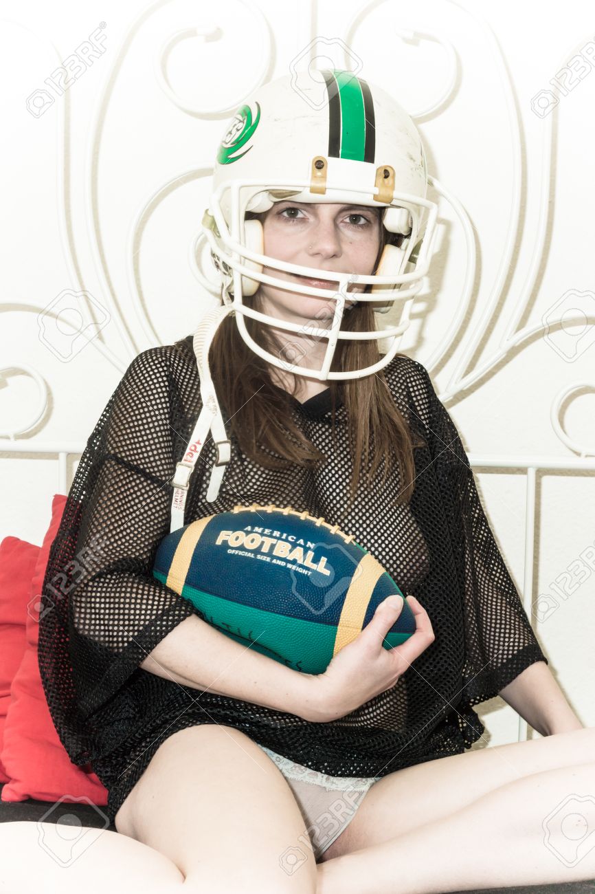 Una Mujer Está Posando Desnuda Y Desnuda Como Jugador Fútbol Americano Retratos, Imágenes Y Fotografía De Archivo Libres De Derecho. Image 27223984.
