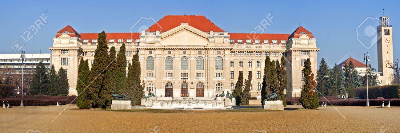 ハンガリーの有名なデブレツェン大学のフロントのファサードのパノラマ の写真素材 画像素材 Image