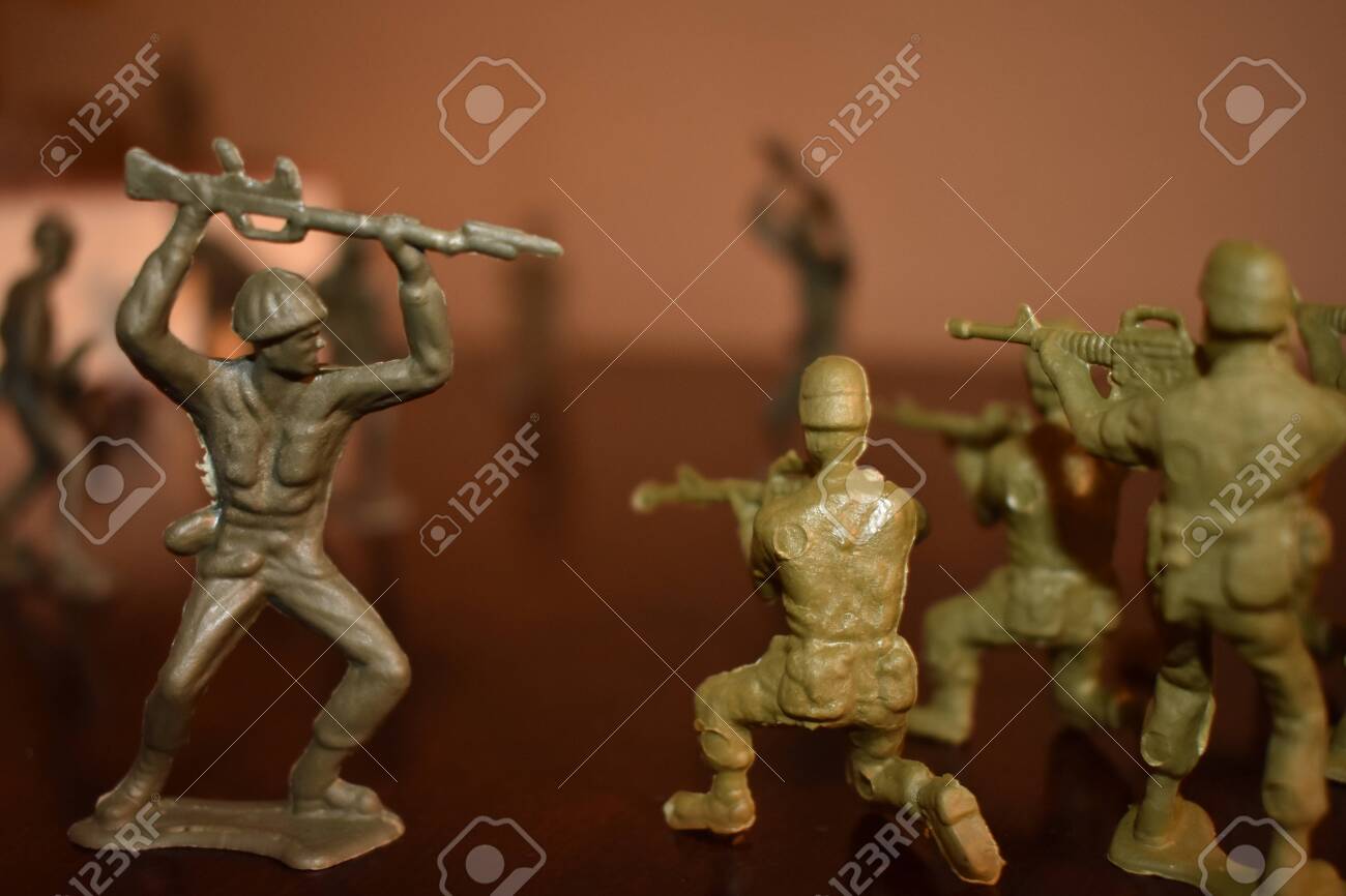 army men fighting