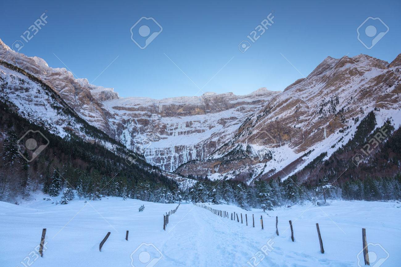 ピレネー山脈 フランスの冬の雪でガヴァルニー圏谷へトレイルします の写真素材 画像素材 Image