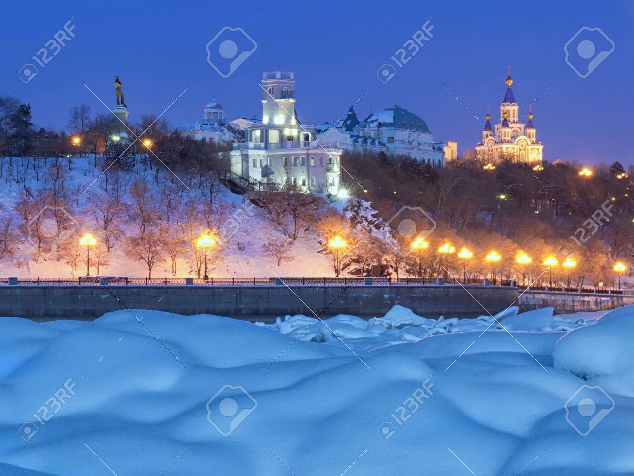 ハバロフスクでの冬の夜 アムール川の堤防 極東 ロシア の写真素材 画像素材 Image