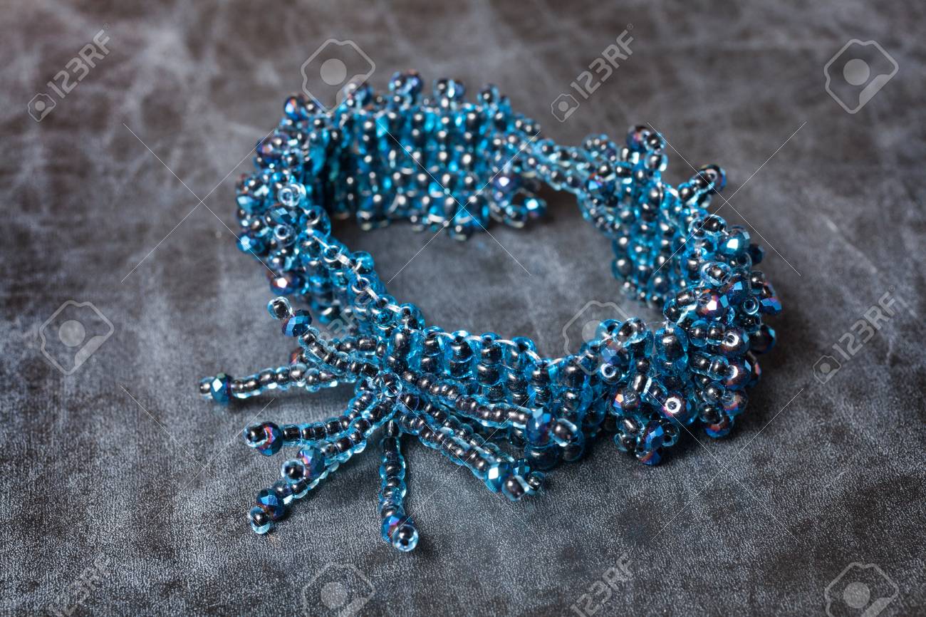様々 なビーズを用いて手作りブレスレット の写真素材 画像素材 Image
