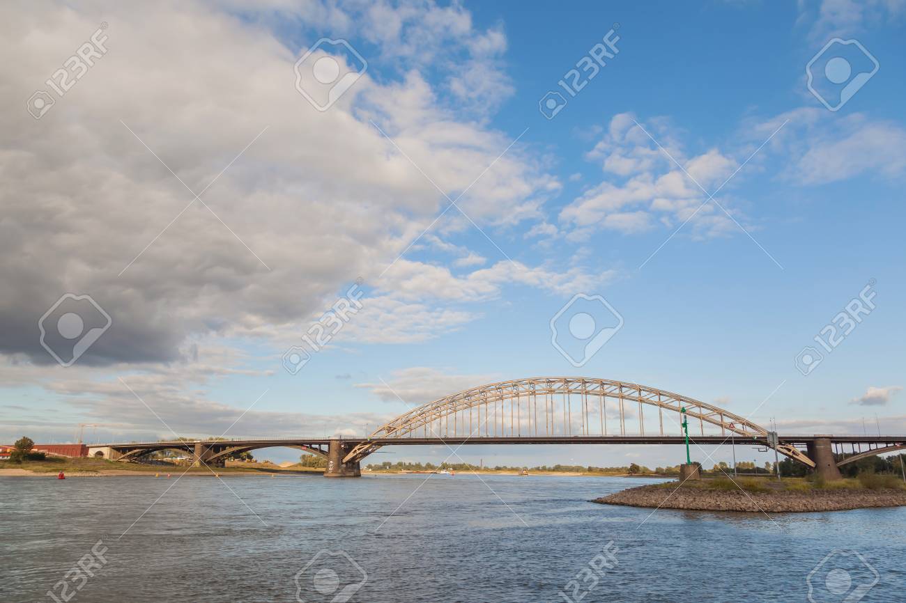 夕暮れ ナイメーヘン ワール橋風景 の写真素材 画像素材 Image