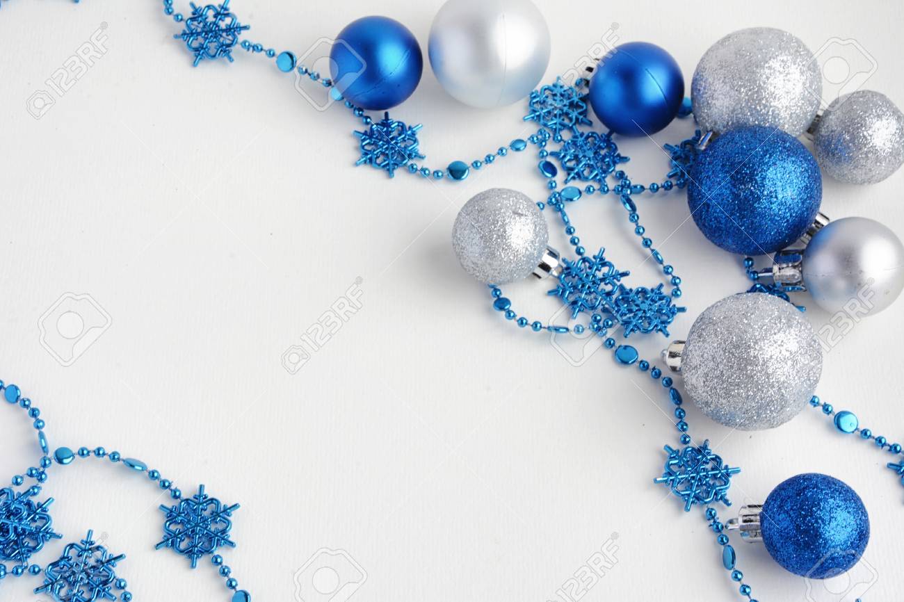 Decorazioni Natalizie Blu.Immagini Stock Giocattoli Dell Albero Di Natale Su Una Priorita Bassa Bianca Decorazioni Natalizie Su Una Superficie Bianca Palline E Ghirlande Di Colori Blu E Argento Sul Tavolo Image 88669149