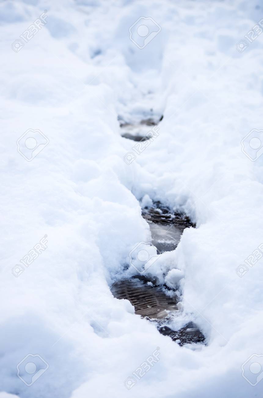冬の雪で汚れた足跡 Tra のブーツから追跡します の写真素材 画像素材 Image 90865621