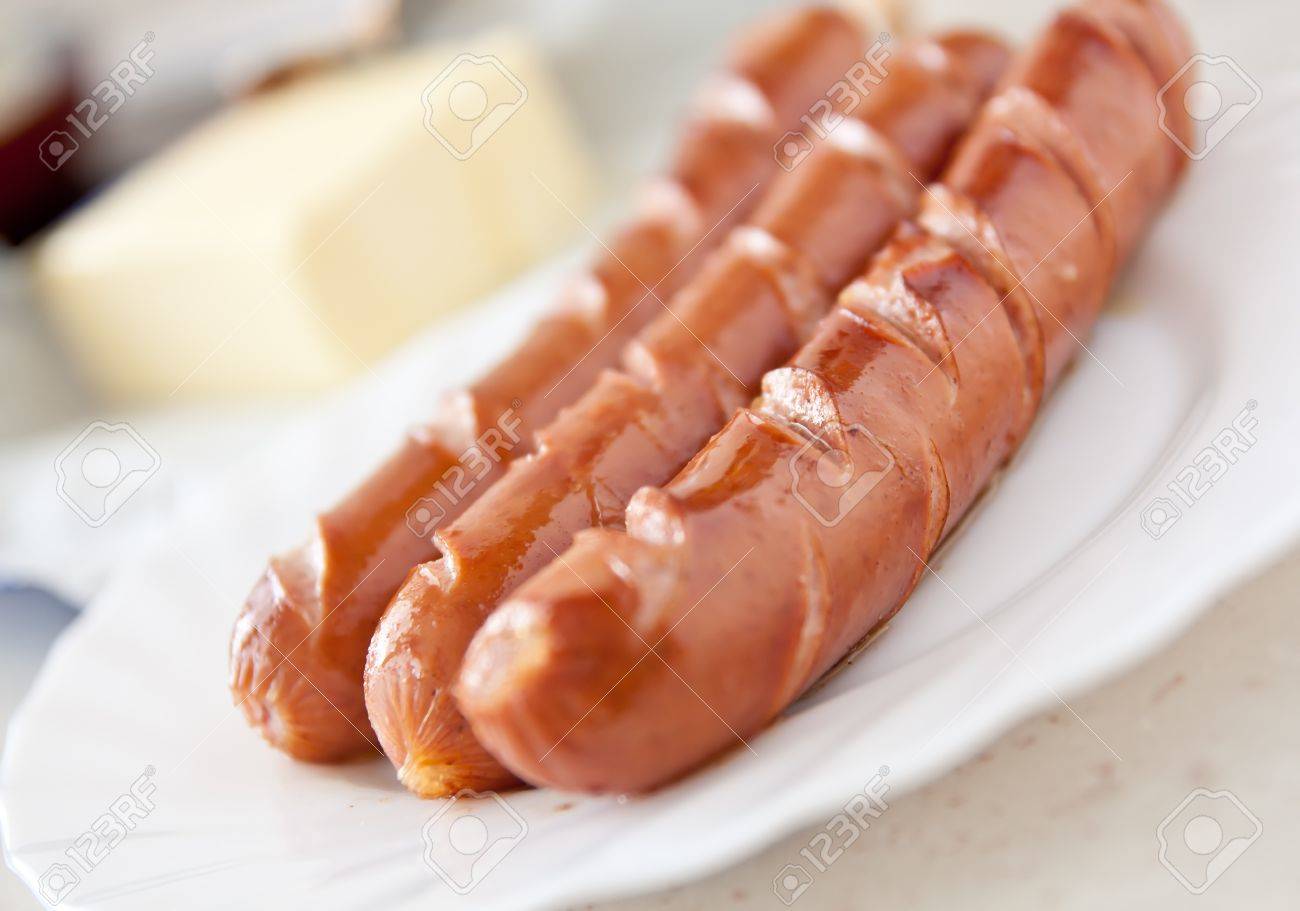 プレートでフランクフルト ソーセージのホットドッグ食品 の写真素材 画像素材 Image