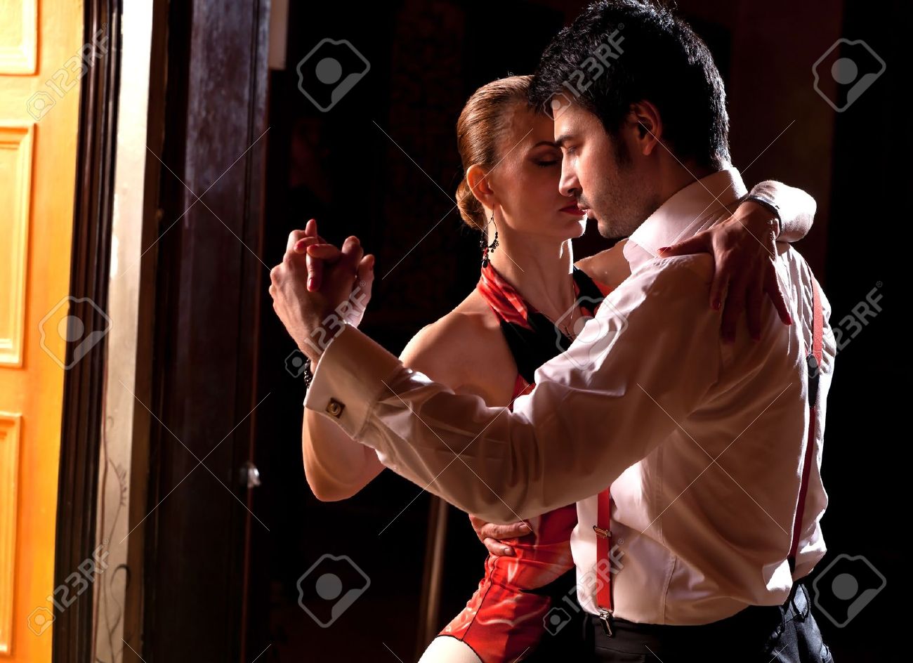 男とアルゼンチン タンゴを踊る女性 同じ撮影からより多くの画像を参照してください の写真素材 画像素材 Image 男とアルゼンチン タンゴを踊る女性 同じ撮影からより多くの画像を参照してください の写真素材 画像素材 Image