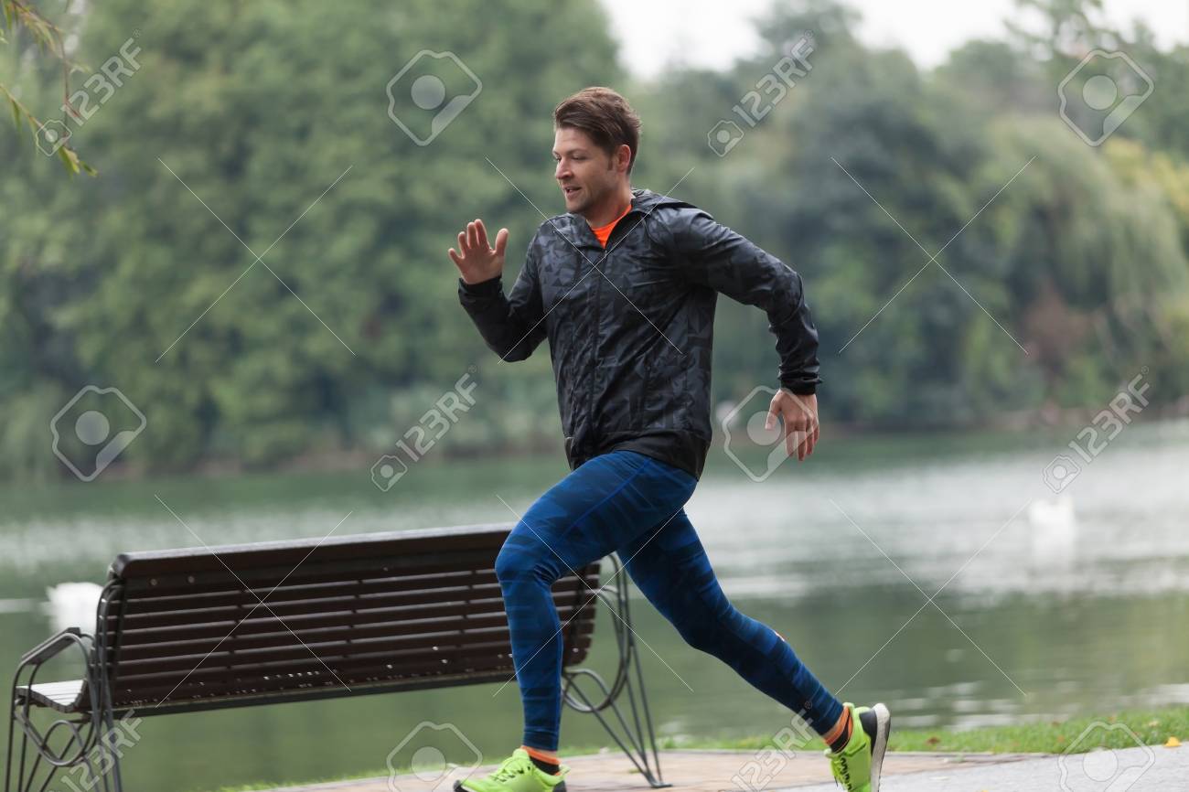 雨の日に走っている運動の人 の写真素材 画像素材 Image 63988526