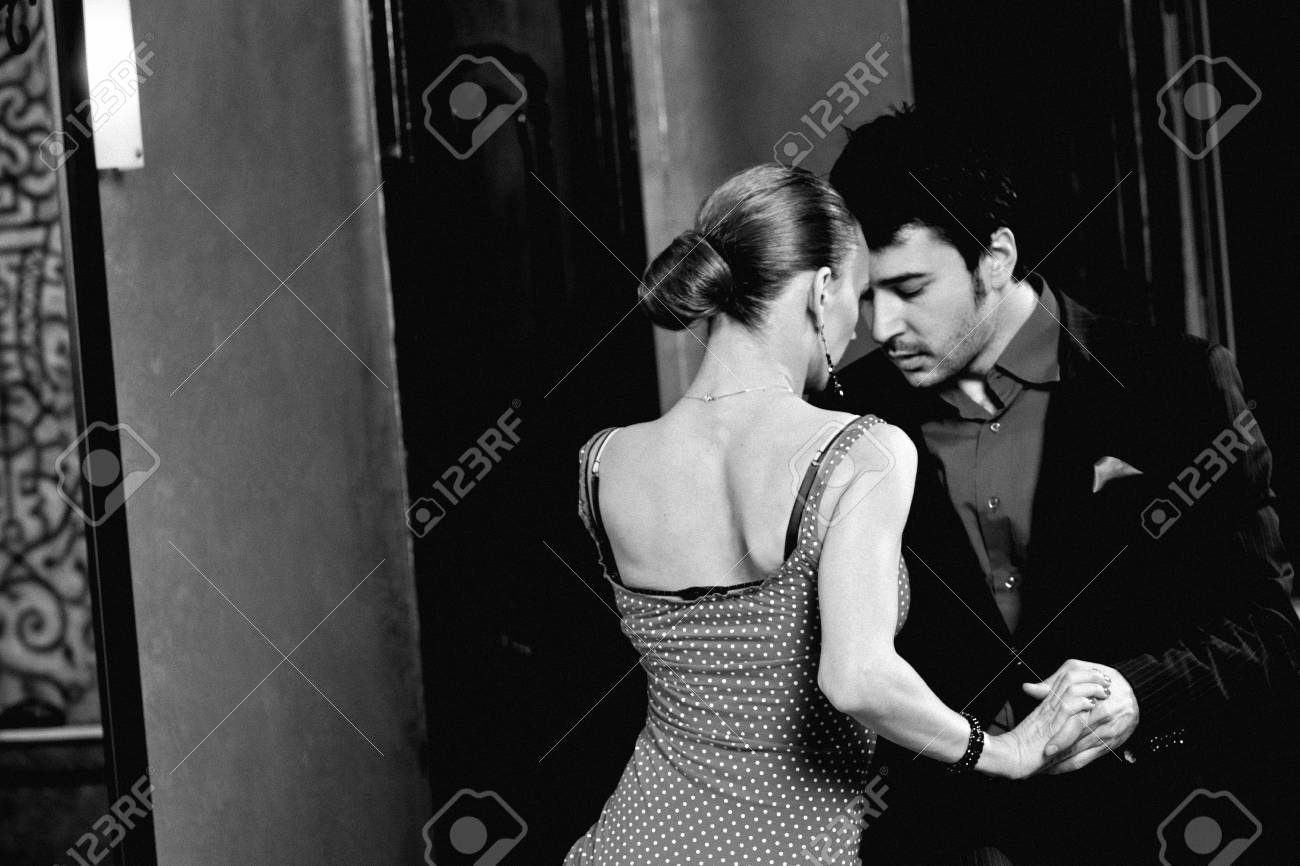 Beaux Danseurs Effectuant Une Danse De Tango Argentin Photo Noir Et Blanc Pour Tout Le Plus Eleve Banque D Images Et Photos Libres De Droits Image 84606499