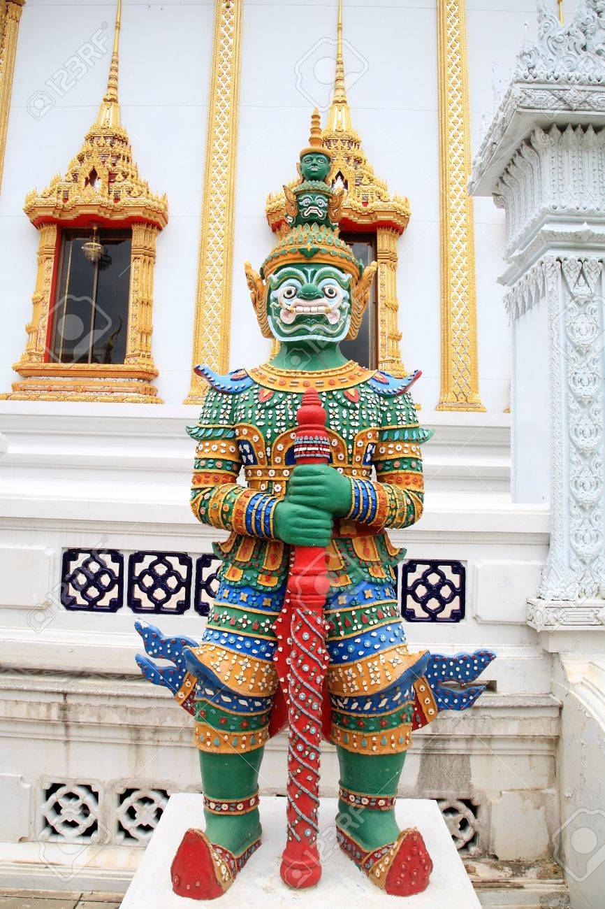 寺の前に巨大なタイの守護神の像 の写真素材 画像素材 Image