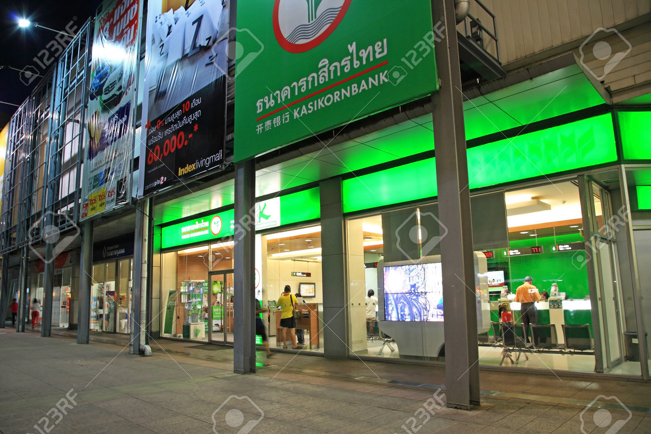バンコク, タイ王国 - 2014 年 9 月 7 日: 中央プラザ ショッピング モールでのカシコン銀行支店で正体不明の人。カシコン銀行は、1945  年に発見した第 3 位タイの銀行です。の写真素材・画像素材 Image 31650496
