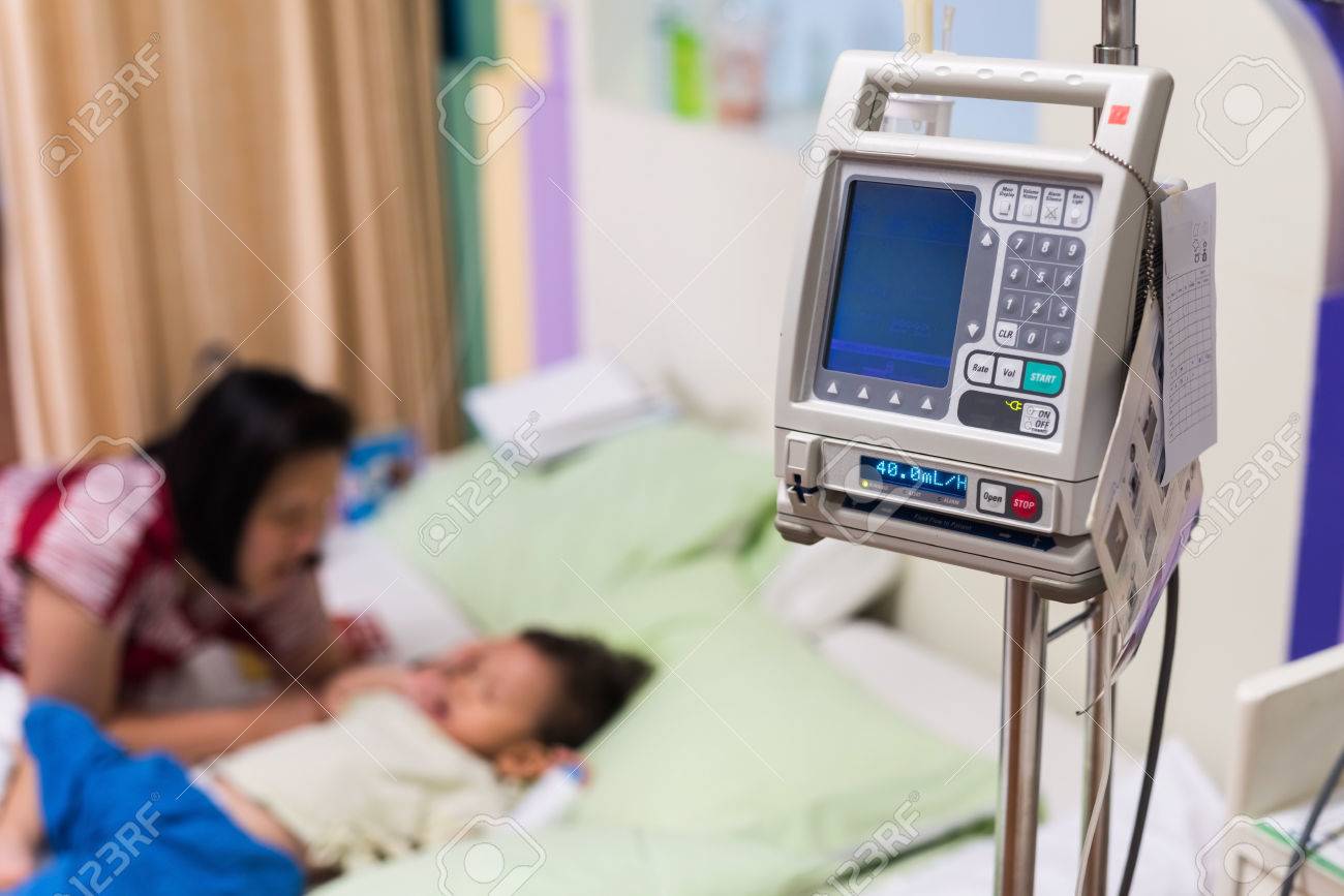 患者の高血圧モニター 病気の少年の Iv 点滴針機 の写真素材 画像素材 Image